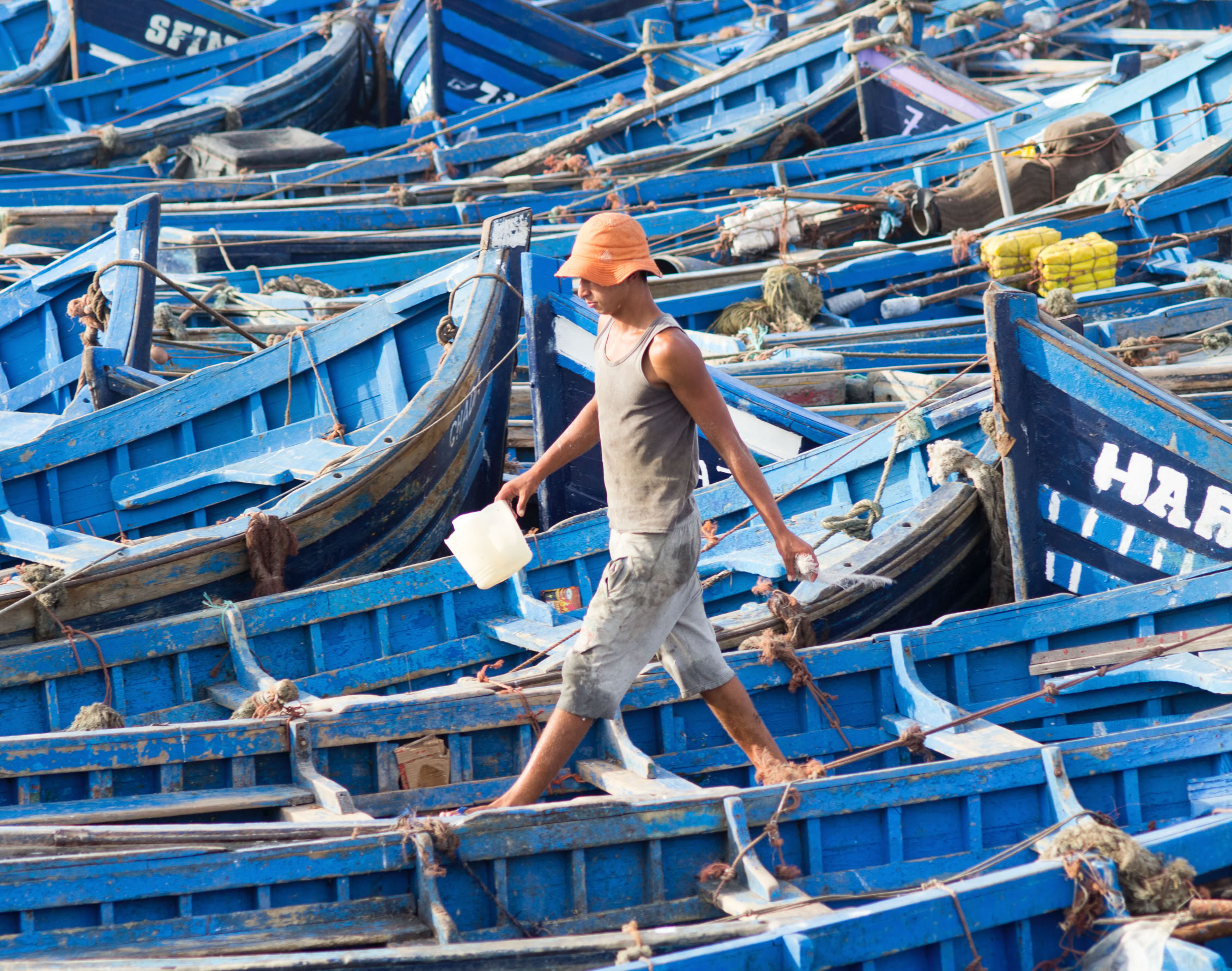 Fischer in Essaouira auf dem Weg zu seinem Boot