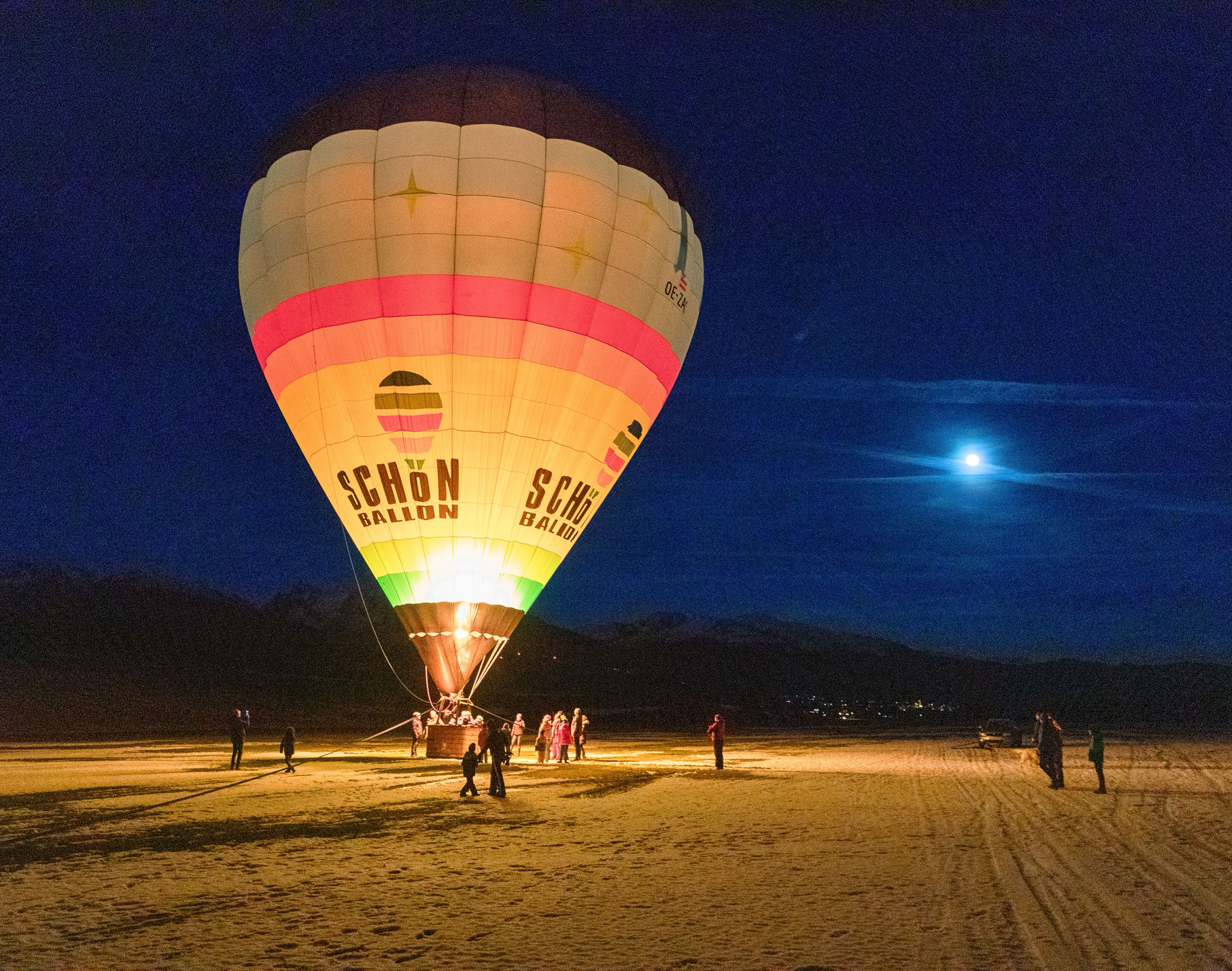 Start eines Heißluftballon in der Nacht