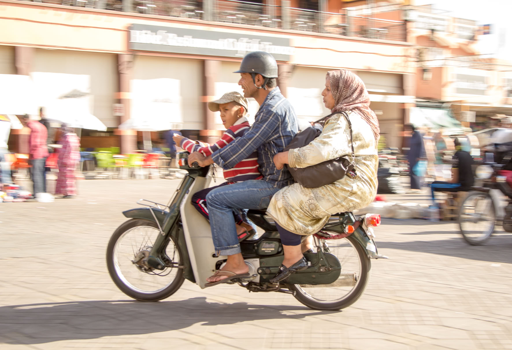 Kind mit Vater und Mutter am Motorroller