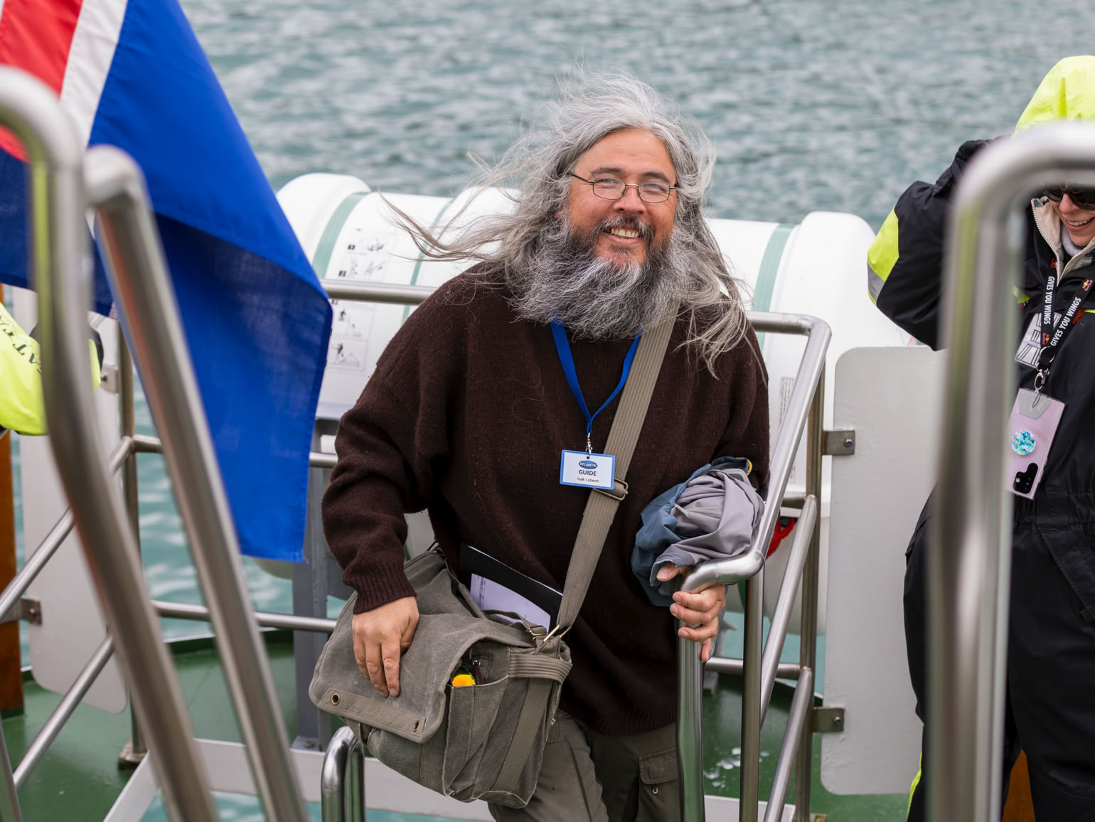 Führer aus Grönland auf einer Walbeobachtungstour in Island