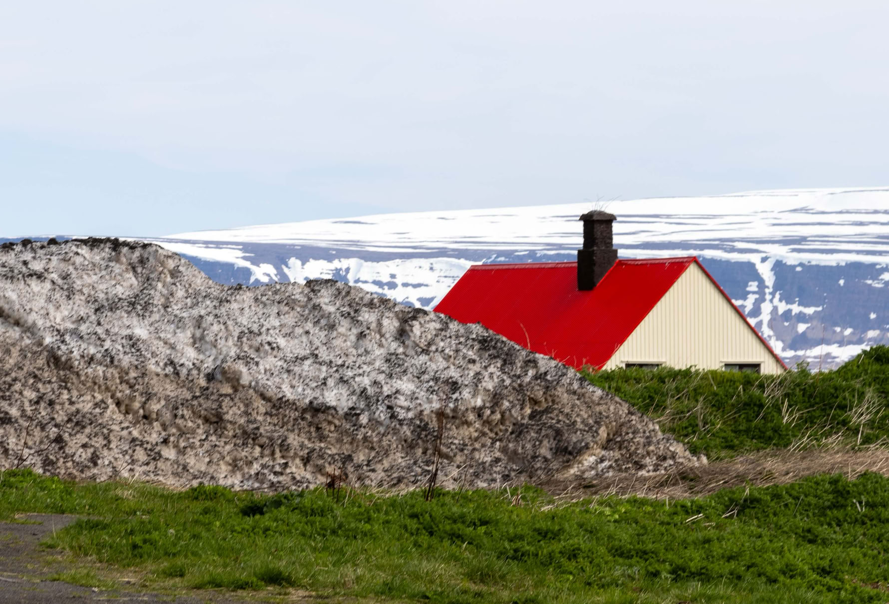 Rotes Hausdach in Island