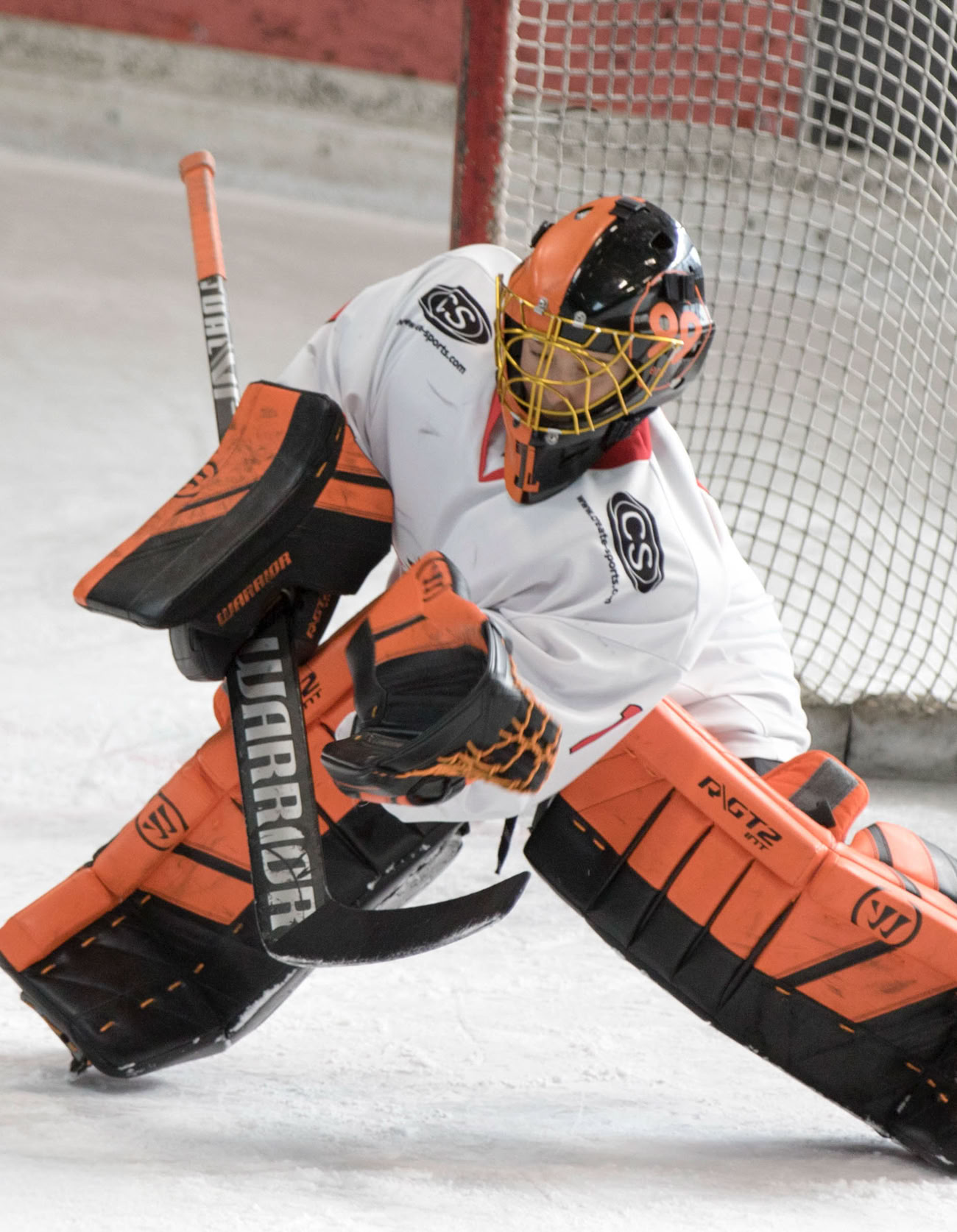 Eishockeytormann sichert den Puck